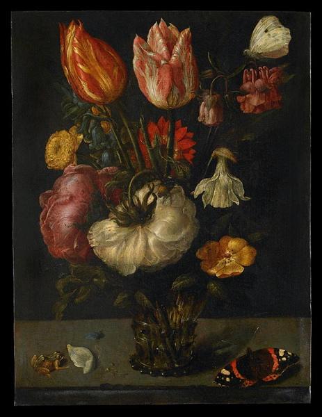 Bouquet de fleurs dans un vase en verre avec papillons, insectes et grenouille_0
