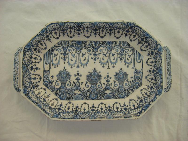 Banette à décor de corbeilles et draperies_0