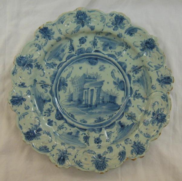Plat d'apparat avec bâtiment_0