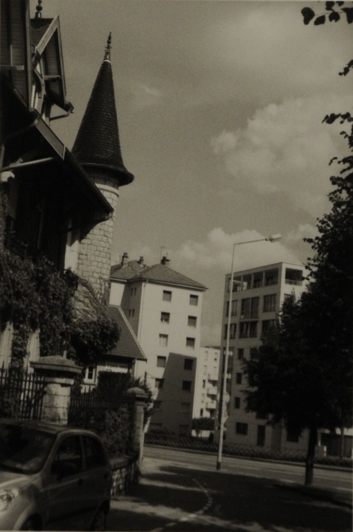 Besançon 2008, vue en descendant de la gare Viotte, sur la gauche, maison avec tourelle et clocheton, en arrière-plan, immeubles du XXe siècle, Bernard Plossu, 2008