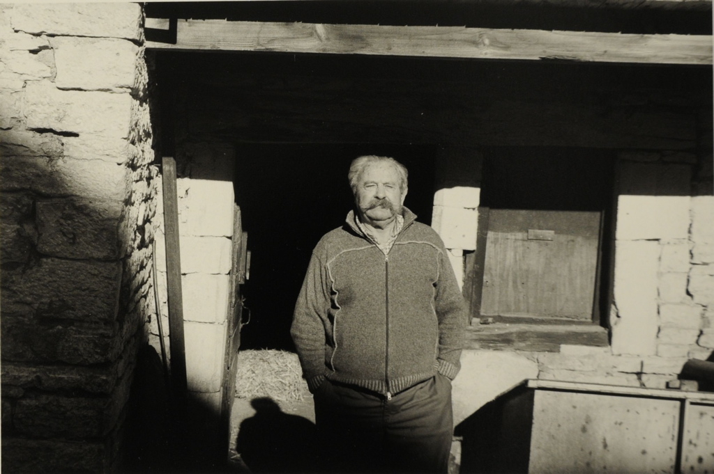 Amondans 2008, gros plan sur le buste d'un homme moustachu vêtu d'un blouson en laine, Bernard Plossu, 2008