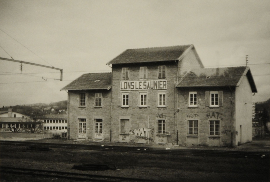 Lons-le-Saunier 2008, la gare vue des voies ferrées, Bernard Plossu, 2008