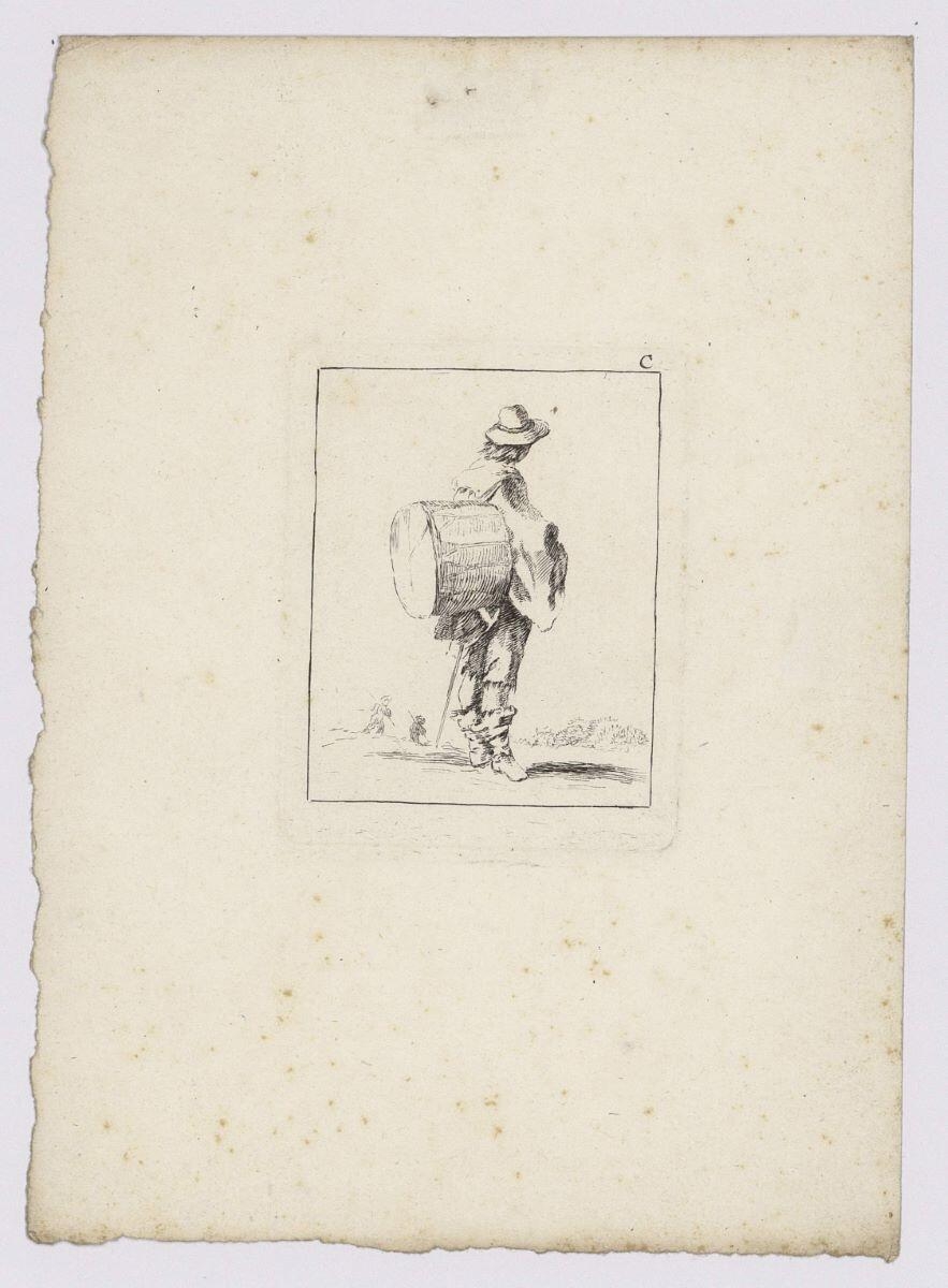Un homme debout, portant un tambour au dos_0