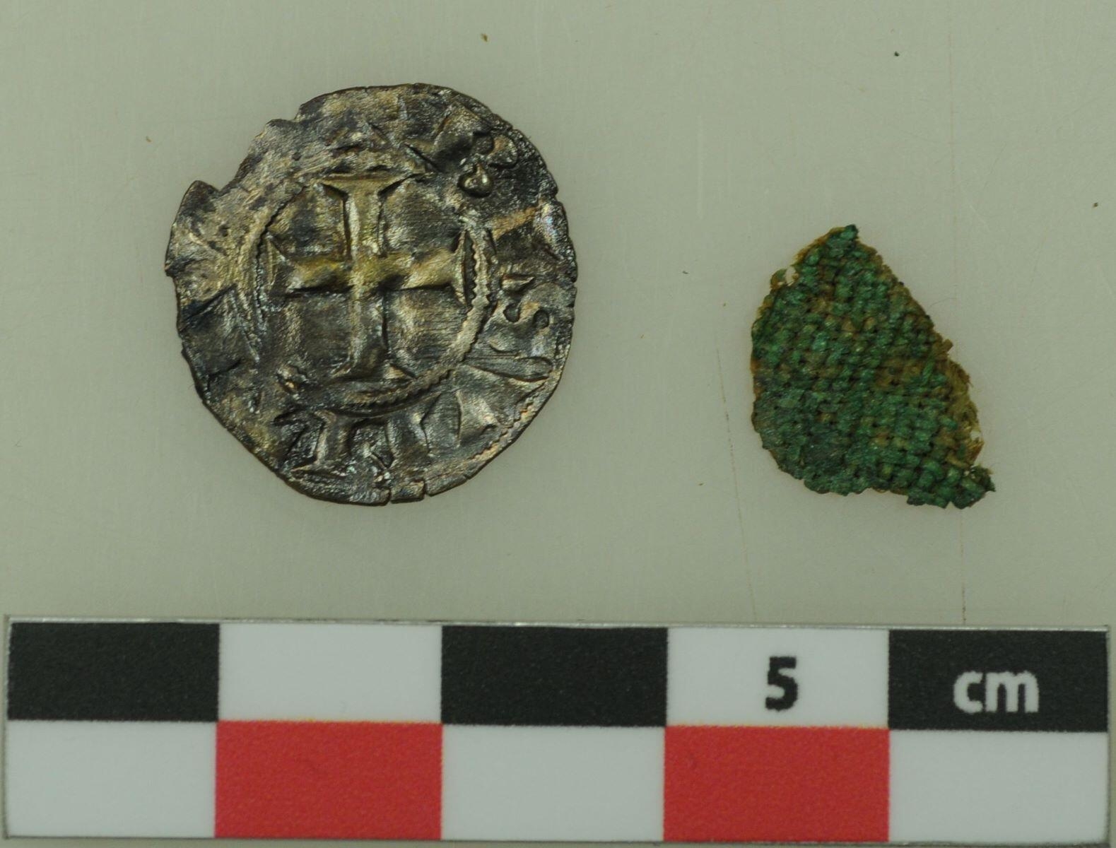 Pièce de monnaie, tissu  (fragment), denier estevenant_1