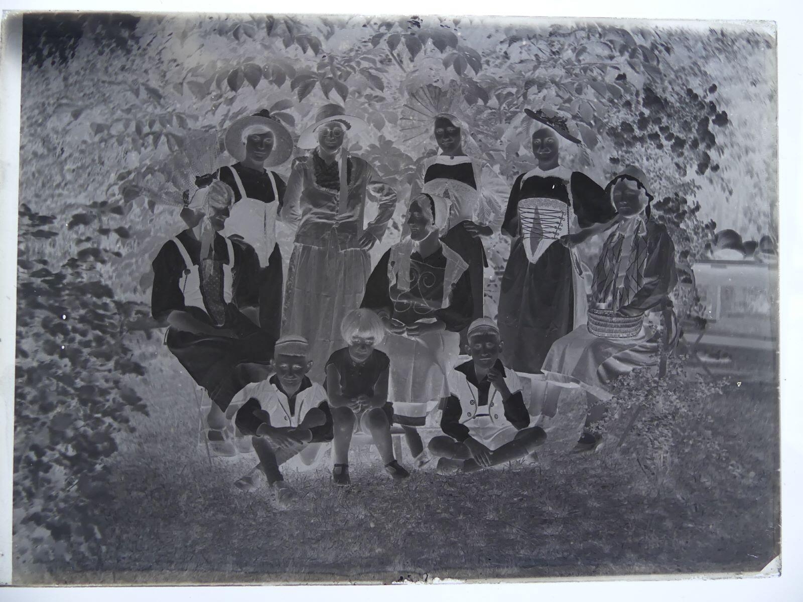 Groupe de femmes et d'enfants en costumes folkloriques, Louis Hertig, 1er quart 20e siècle