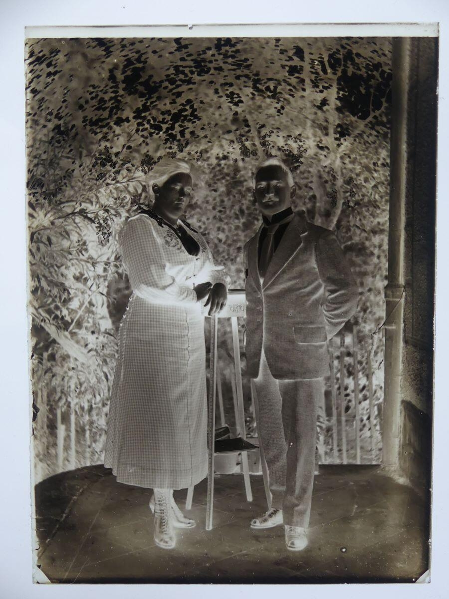 Couple posant sur une terrasse ou un balcon, Louis Hertig, 1er quart 20e siècle