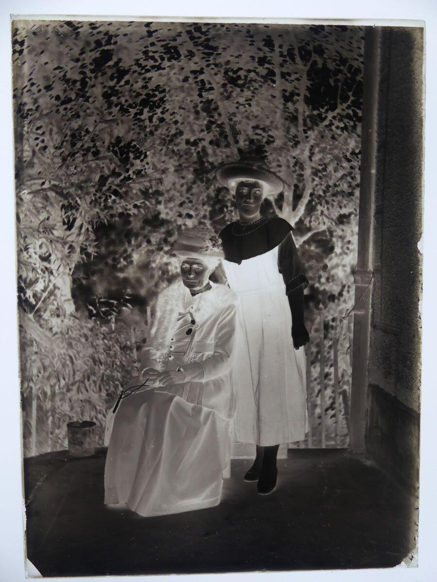 Double portrait d'une femme âgée assise et d'une femme plus jeune debout à ses côtés, Louis Hertig, 1er quart 20e siècle