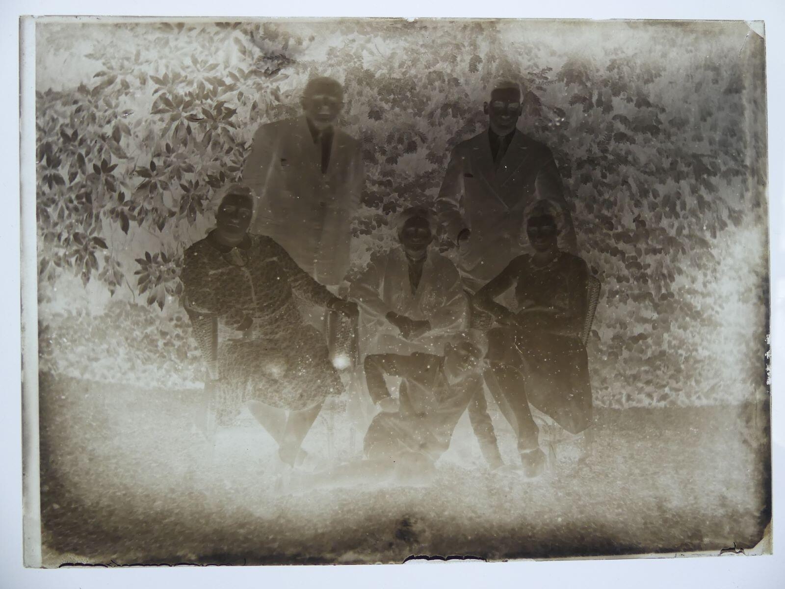 Portrait de groupe dans un jardin (2 hommes debout, 3 femmes et 1 garçon assis)_1