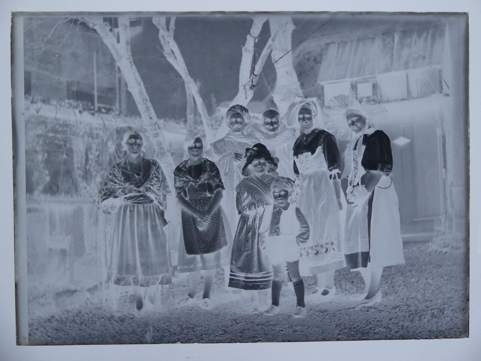 Portrait de groupe : hommes, femmes et enfants déguisés_1