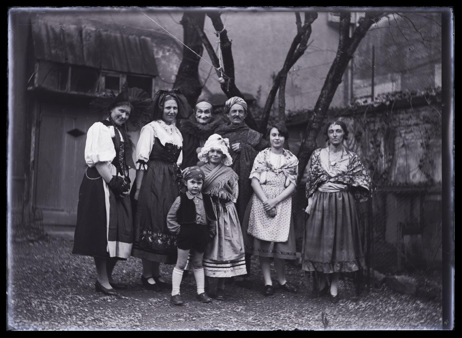 Portrait de groupe : hommes, femmes et enfants déguisés_0