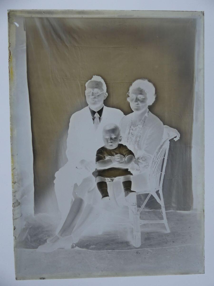 Portrait d'un homme et d'une femme avec un jeune enfant sur les genoux, Louis Hertig, 1er quart 20e siècle