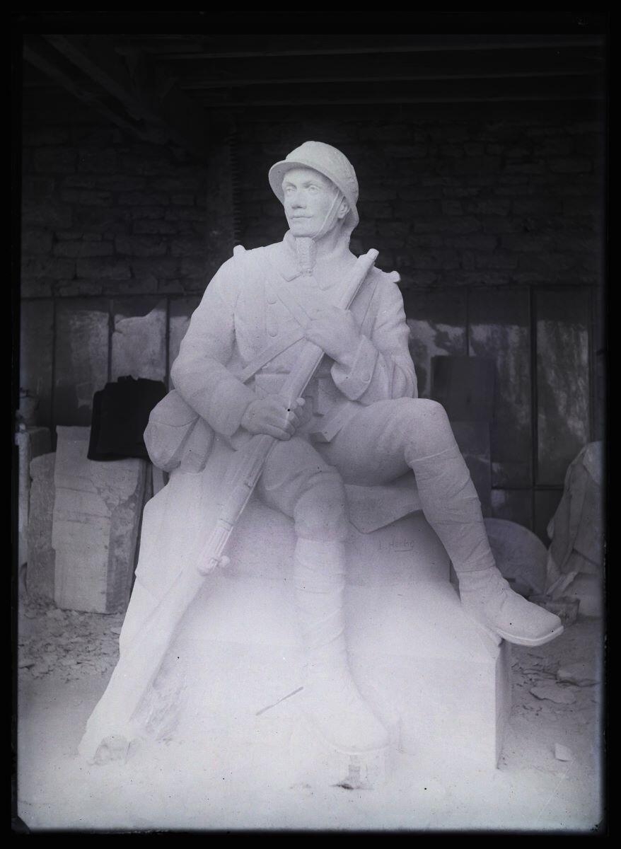 Soldat de la Première Guerre mondiale assis : élément du monument aux morts de Bouverans_0