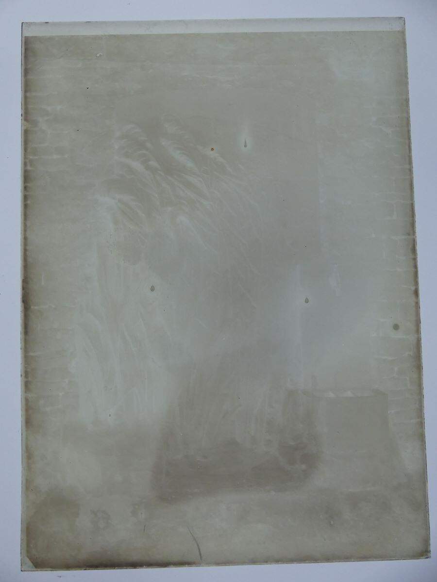 Socle ou bas-relief à motif végétal derrière une petite fontaine_1