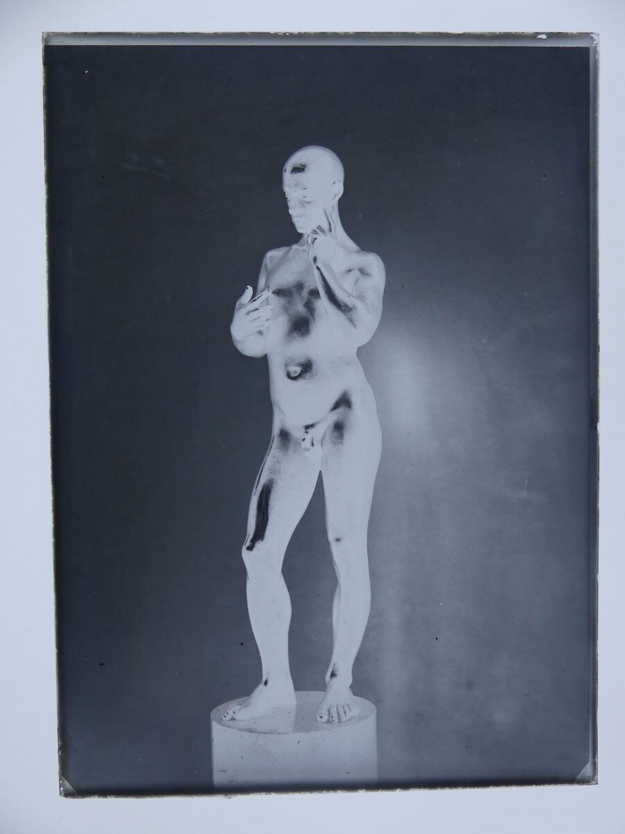 Statuette en bronze d'un homme nu, le doigt de la main droite posé sur sa joue_1
