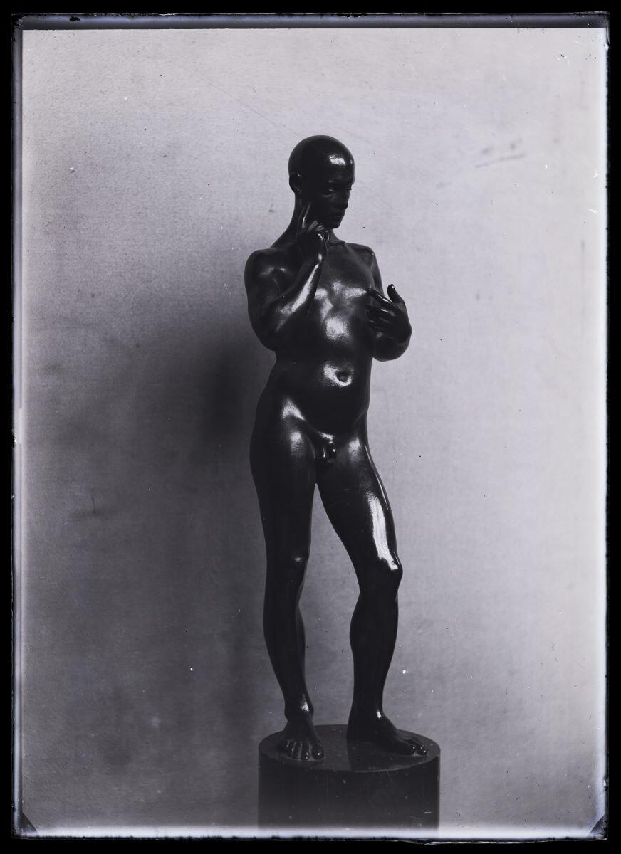 Statuette en bronze d'un homme nu, le doigt de la main droite posé sur sa joue_0