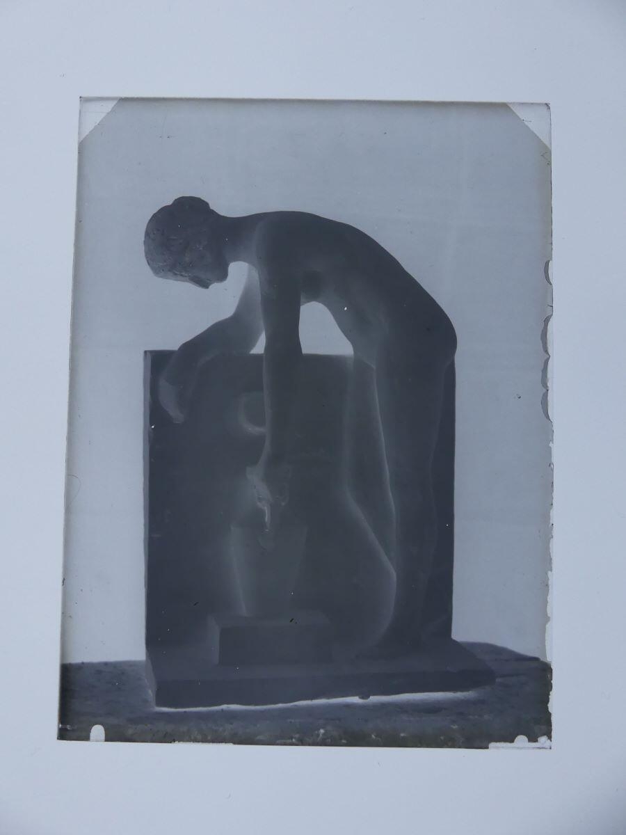 Groupe sculpté d'une femme à la fontaine photographié dans l'atelier, Louis Hertig, 1ère moitié 20e siècle
