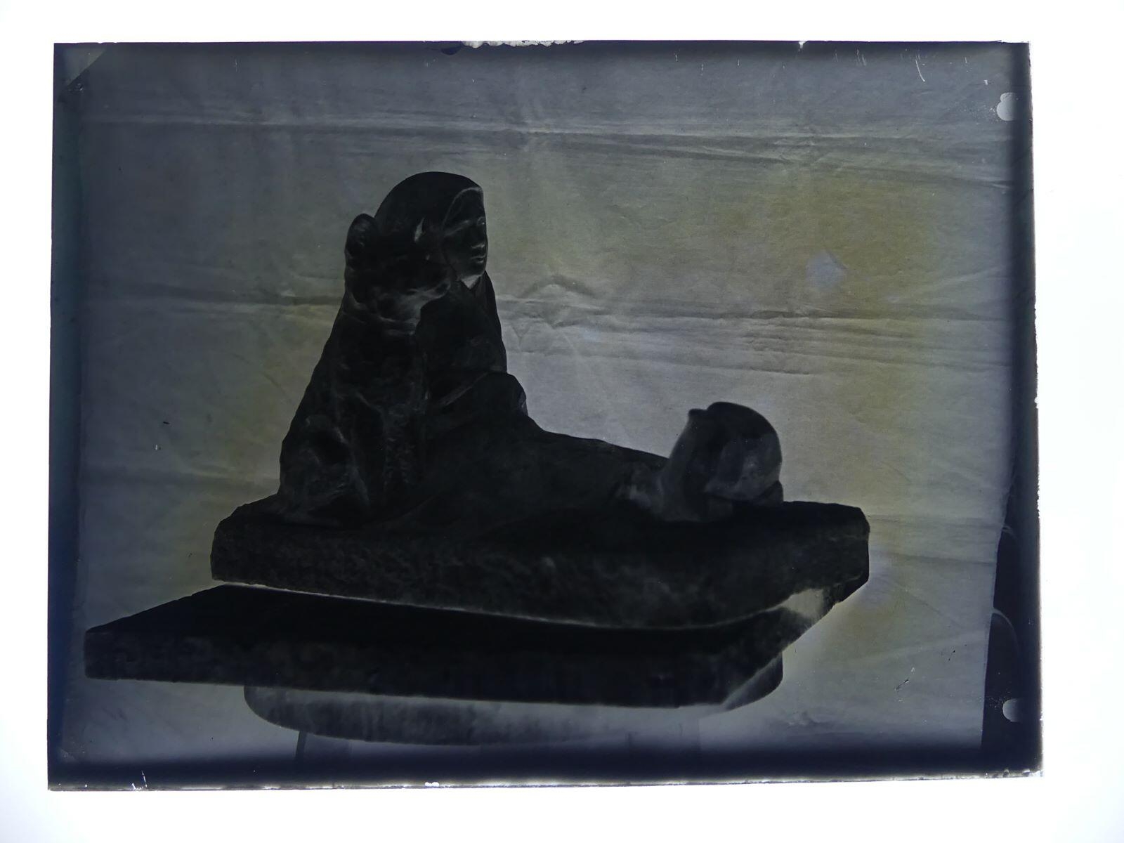 Groupe sculpté "Bergère et son chien" photographié dans l'atelier, Louis Hertig, 1ère moitié 20e siècle