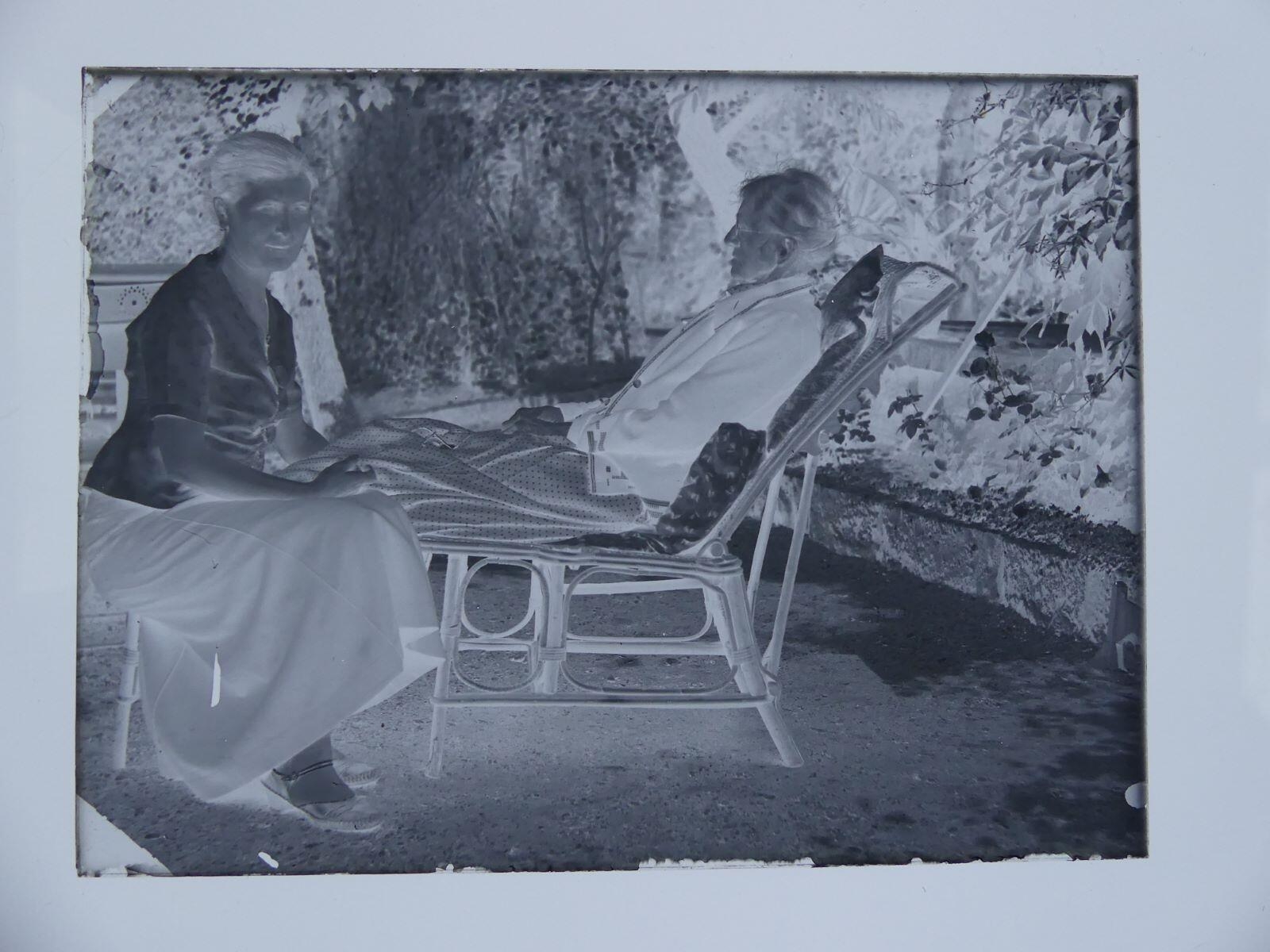 Louise Hertig au jardin assise auprès d'une femme âgée dans un transat, Louis Hertig, 1ère moitié 20e siècle
