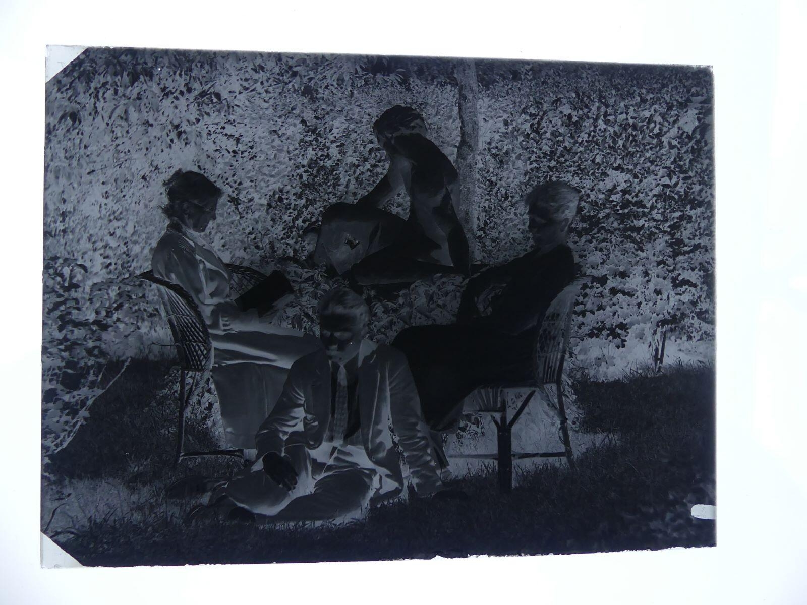 Portrait au jardin : autour du groupe sculpté "Homme au serpent", Louise Hertig, James jeune homme, assis dans l'herbe, et une femme âgée, Louis Hertig, 1ère moitié 20e siècle