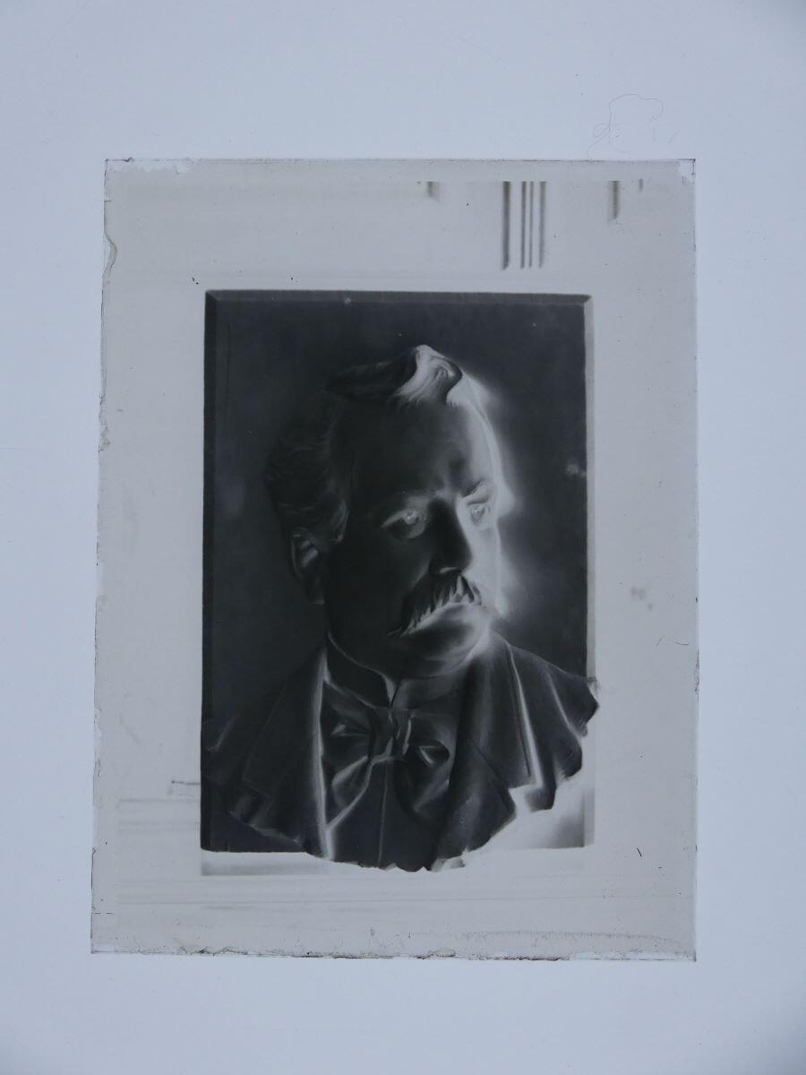 Photographie d'un haut-relief représentant un homme moustachu avec une cravate nouée (le père de l'artiste ?), Louis Hertig, 1ère moitié 20e siècle