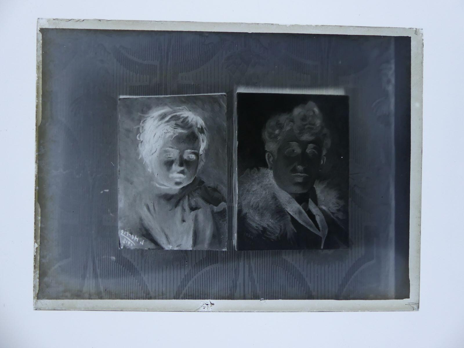 Photographie de deux dessins de Louis Hertig : un portrait de femme ; un portrait de James Hertig à l'âge de deux ans, Louis Hertig, 1ère moitié 20e siècle