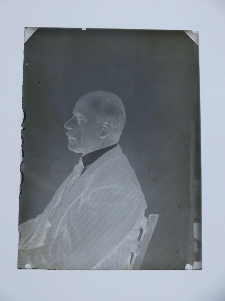 Portrait de Louis Hertig, vu à mi-corps, de profil droit, Louis Hertig, 1ère moitié 20e siècle