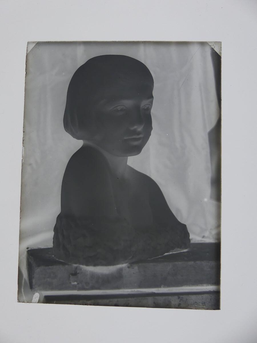 Portrait sculpté en buste d'une jeune fille dans l'atelier, Louis Hertig, 1ère moitié 20e siècle