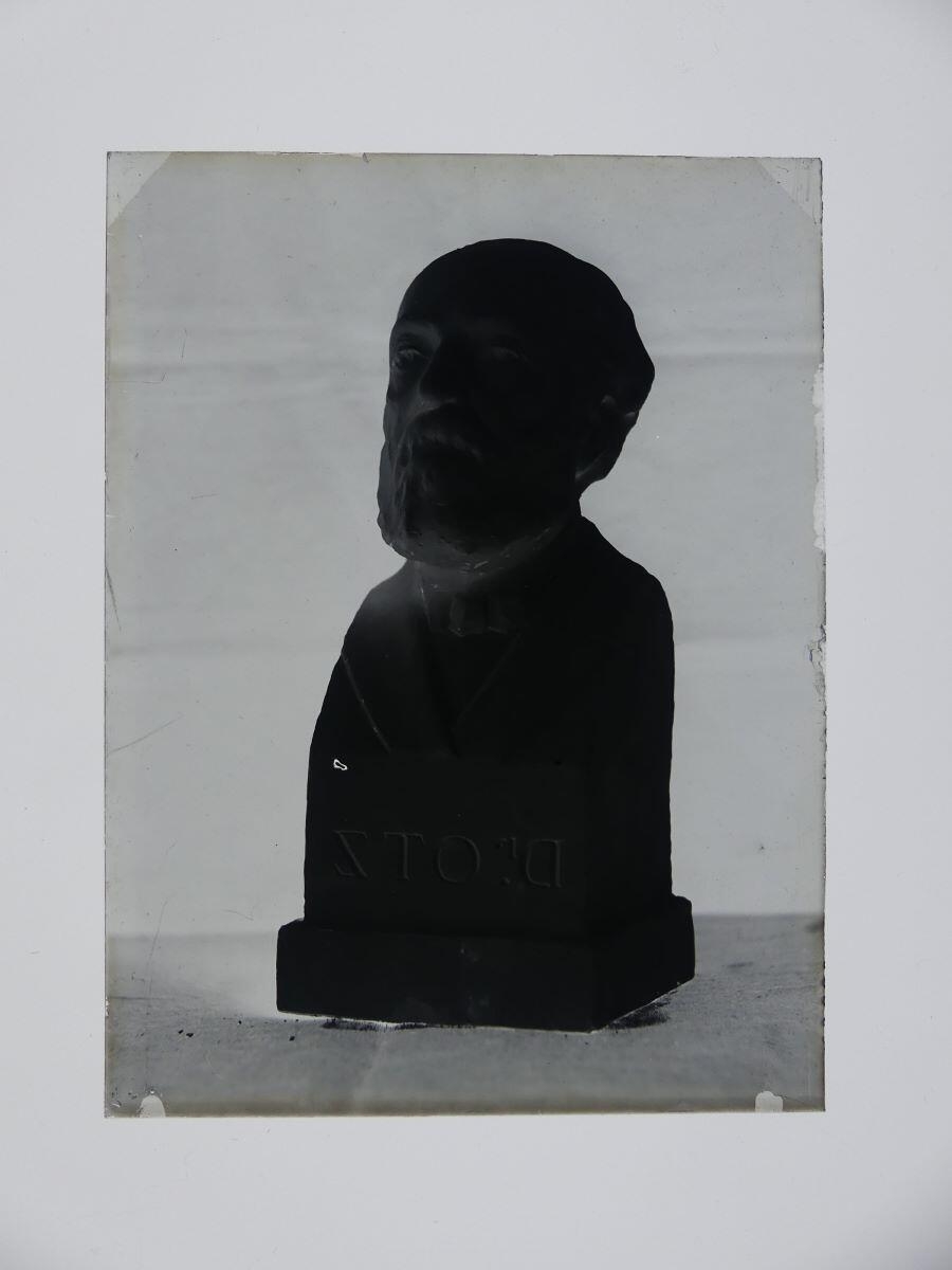 Portrait sculpté en buste du docteur Otz, vu quasiment de face, dans l'atelier, Louis Hertig, 1ère moitié 20e siècle