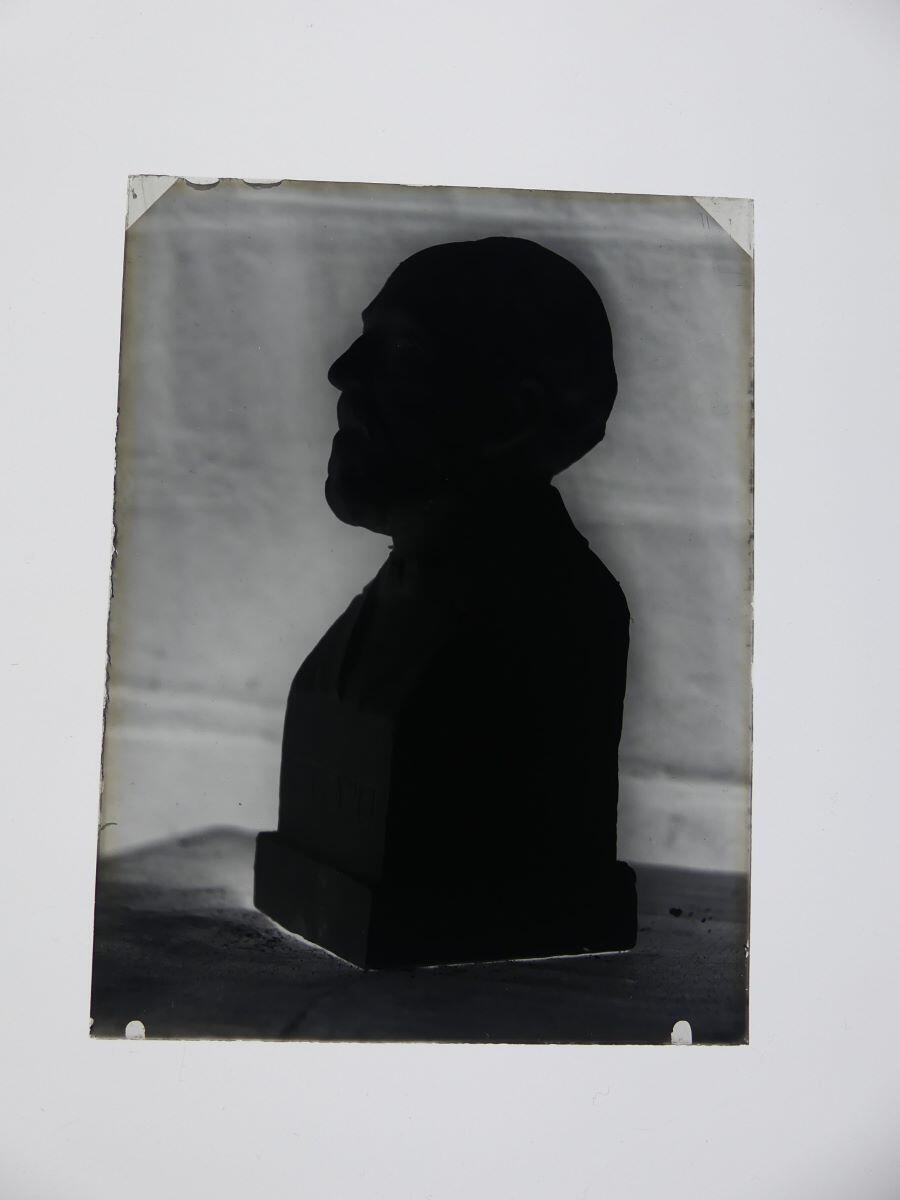 Portrait sculpté en buste du docteur Otz, vu de 3/4 droit, dans l'atelier, Louis Hertig, 1ère moitié 20e siècle
