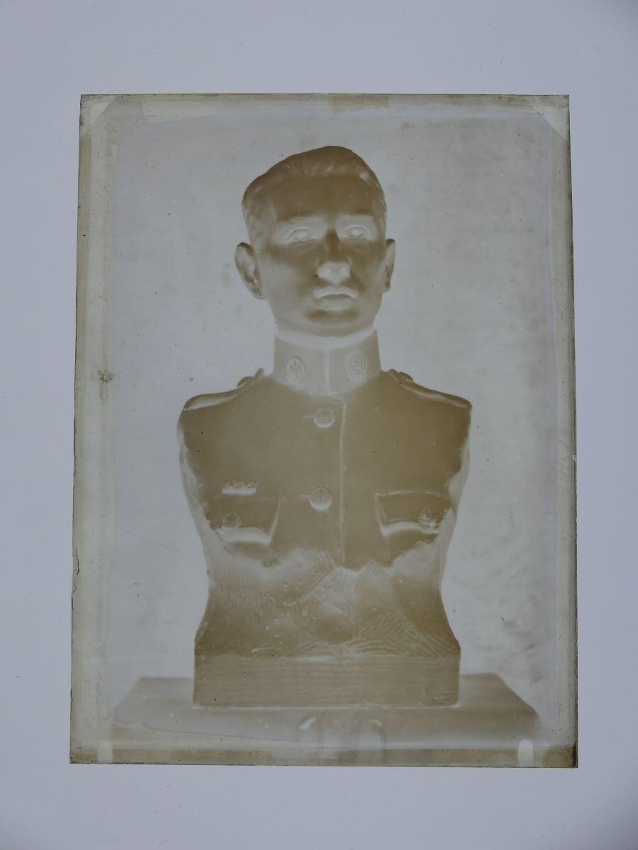 Portrait sculpté en buste d'un jeune homme en uniforme militaire américain dans l'atelier_1