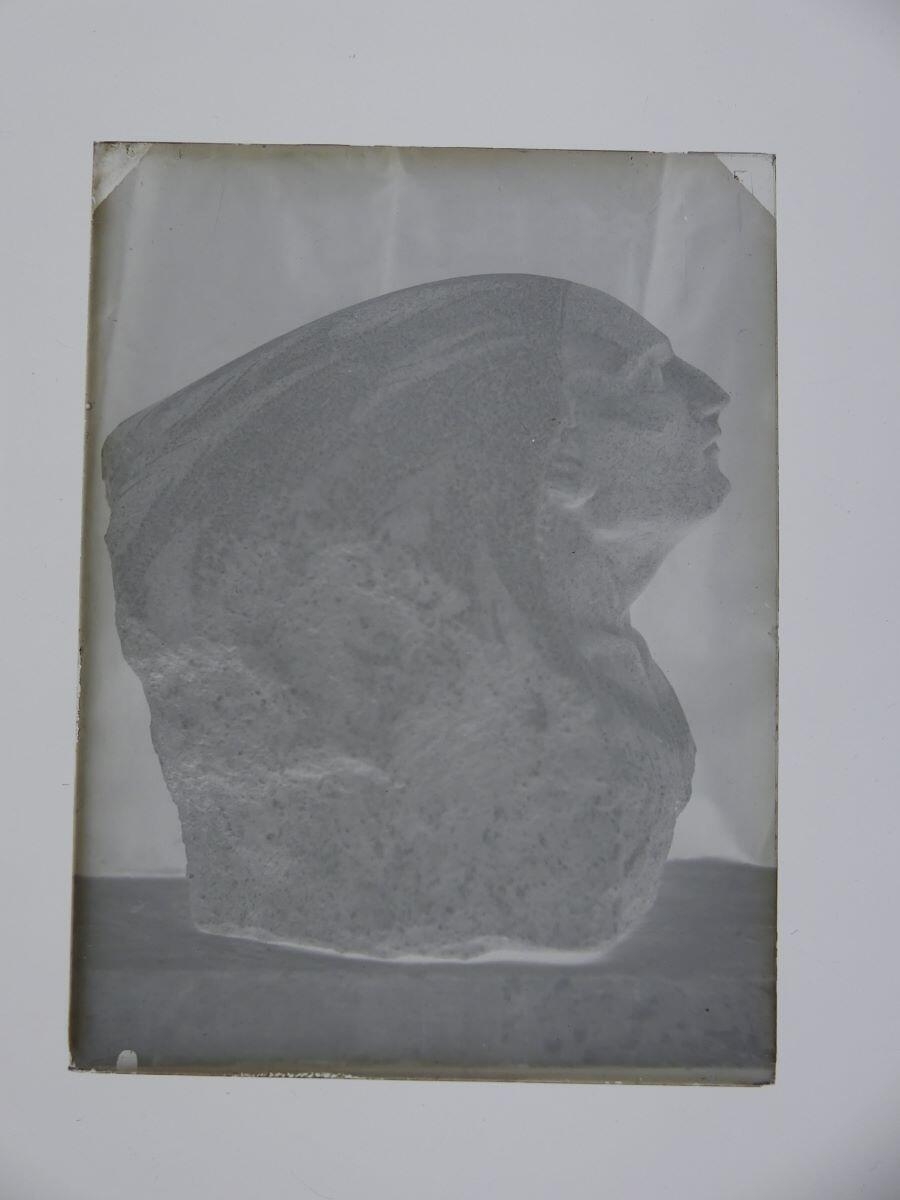 Tête sculptée d'un chef indien vu de profil droit, photographié dans l'atelier_1