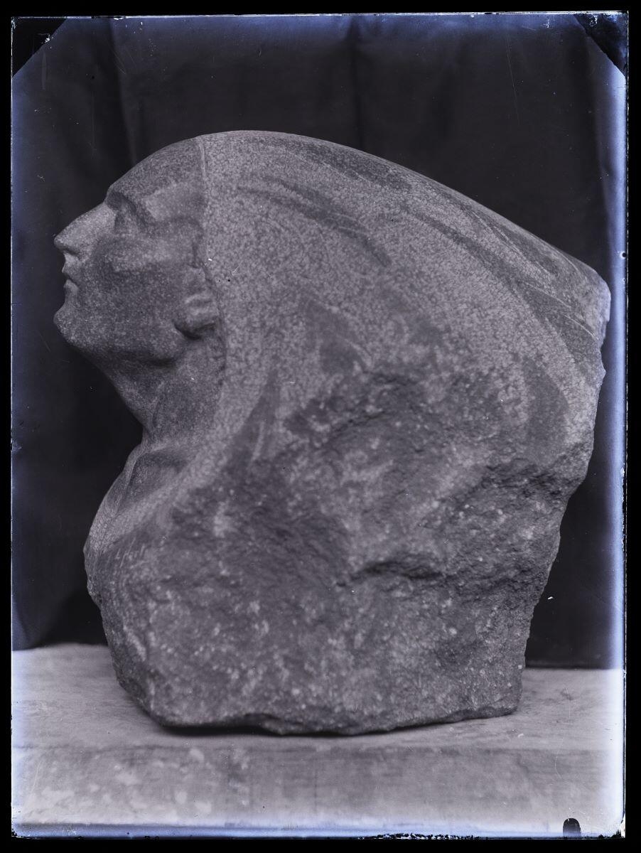 Tête sculptée d'un chef indien vu de profil droit, photographié dans l'atelier_0