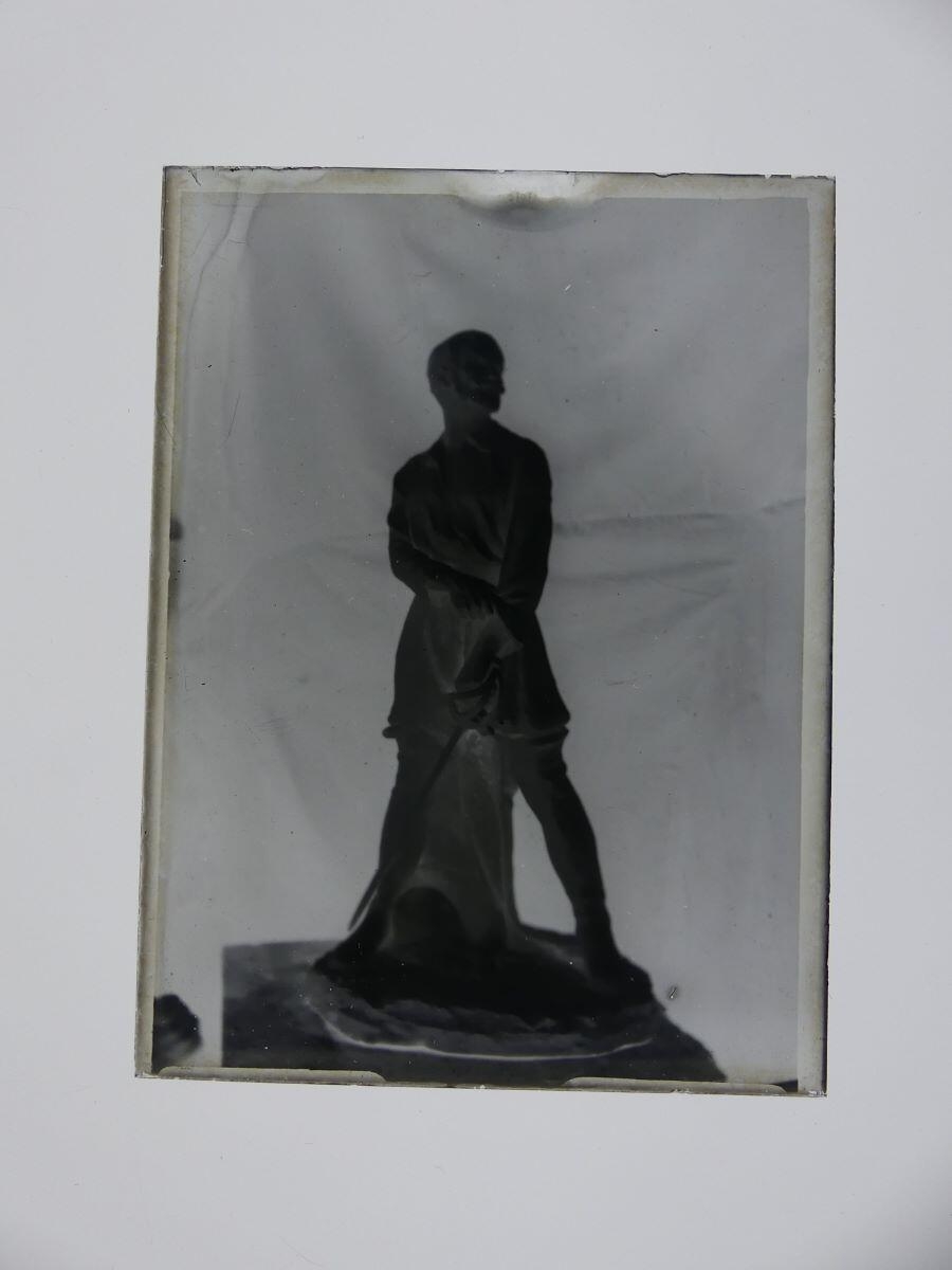Groupe sculpté "Le spadassin" photographié dans l'atelier, Louis Hertig, 1ère moitié 20e siècle