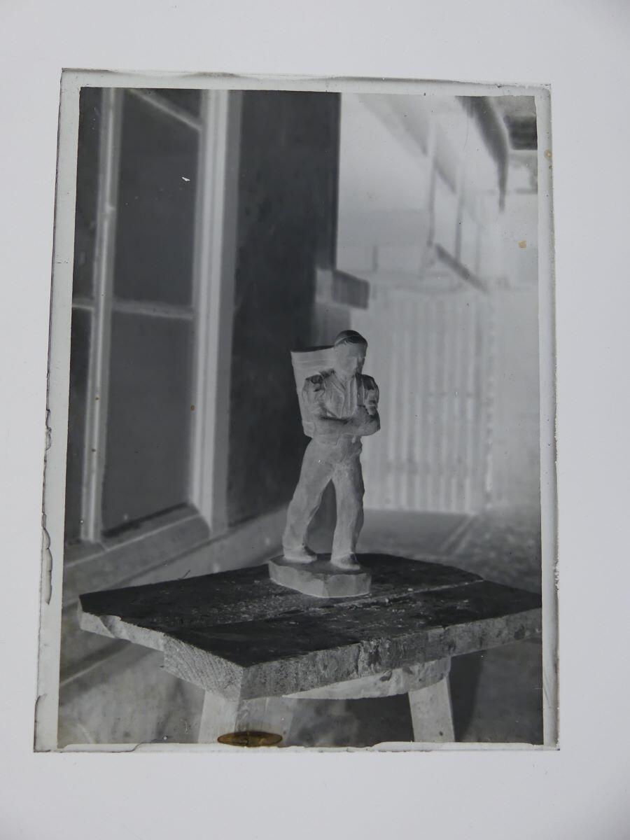 Statuette d'un vendangeur, photographié sur une sellette dans l'atelier_1