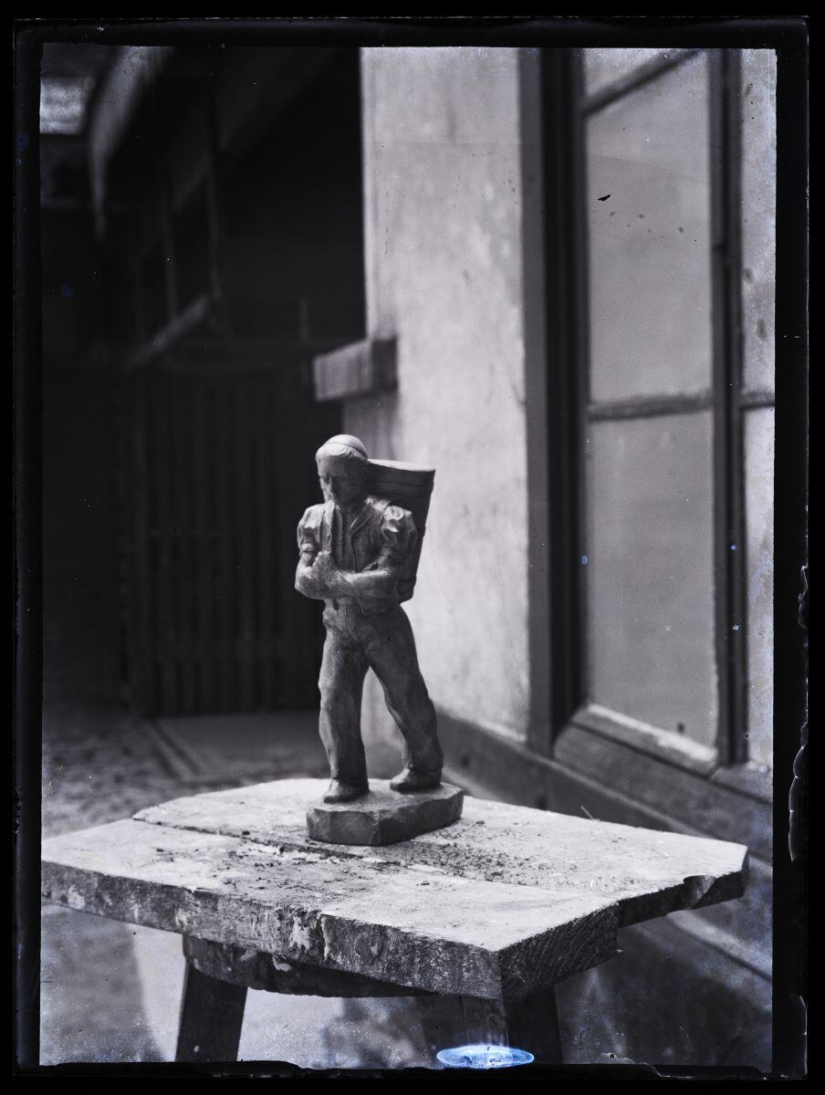 Statuette d'un vendangeur, photographié sur une sellette dans l'atelier_0
