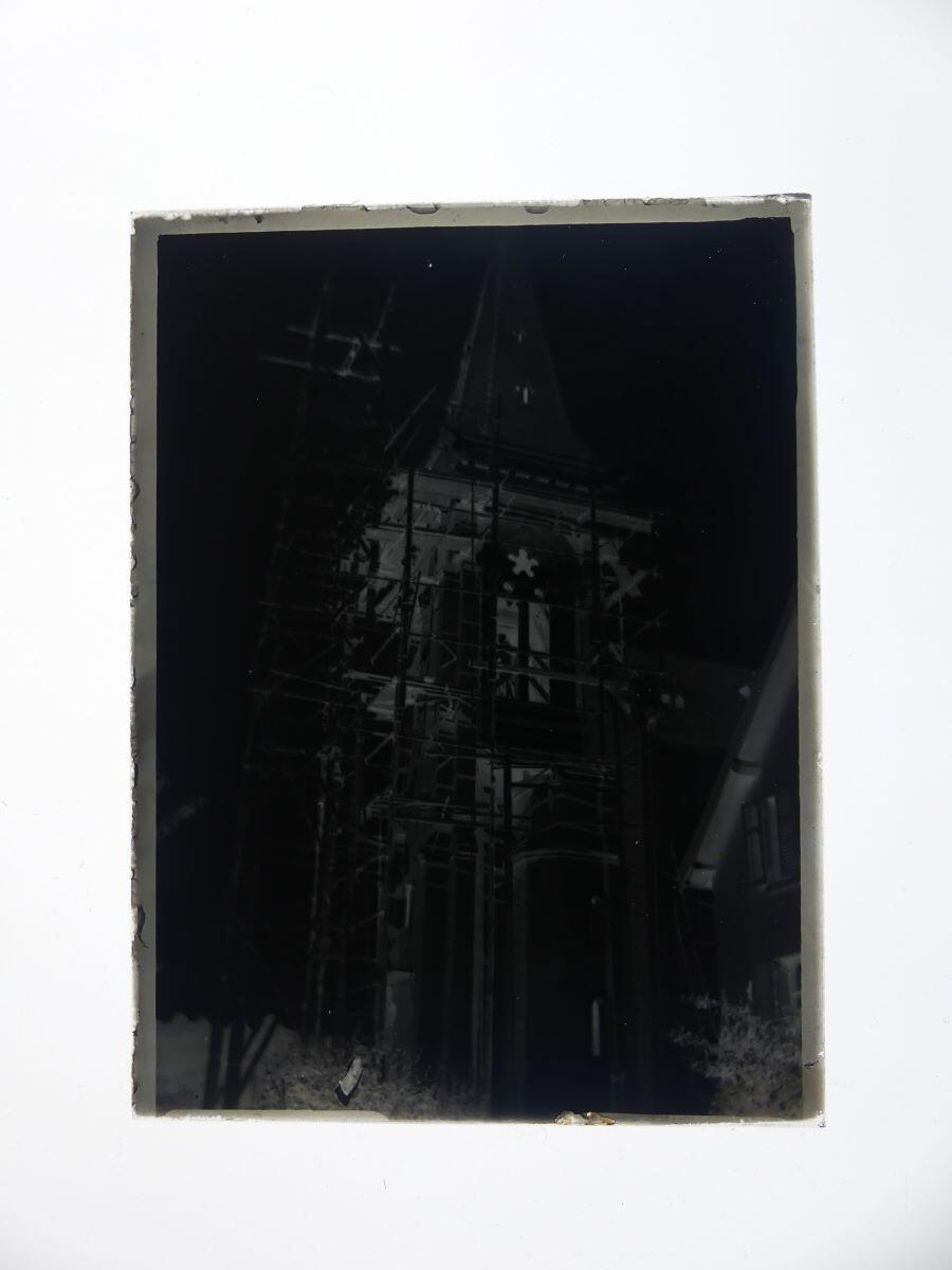 Clocher d'une église entouré d'échafaudages, Louis Hertig, 1ère moitié 20e siècle