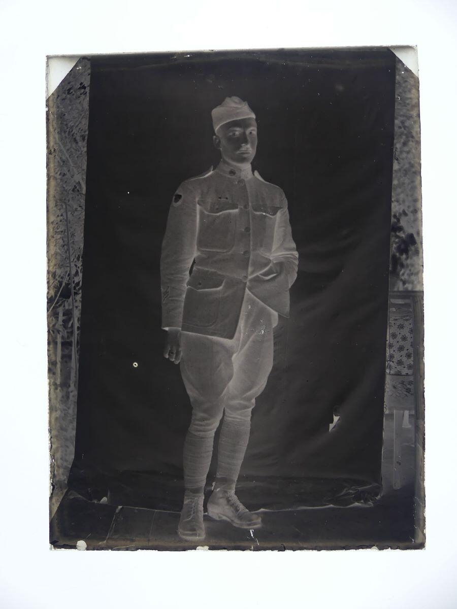 Soldat américain en uniforme posant debout, la main droite dans la poche de son pantalon_1