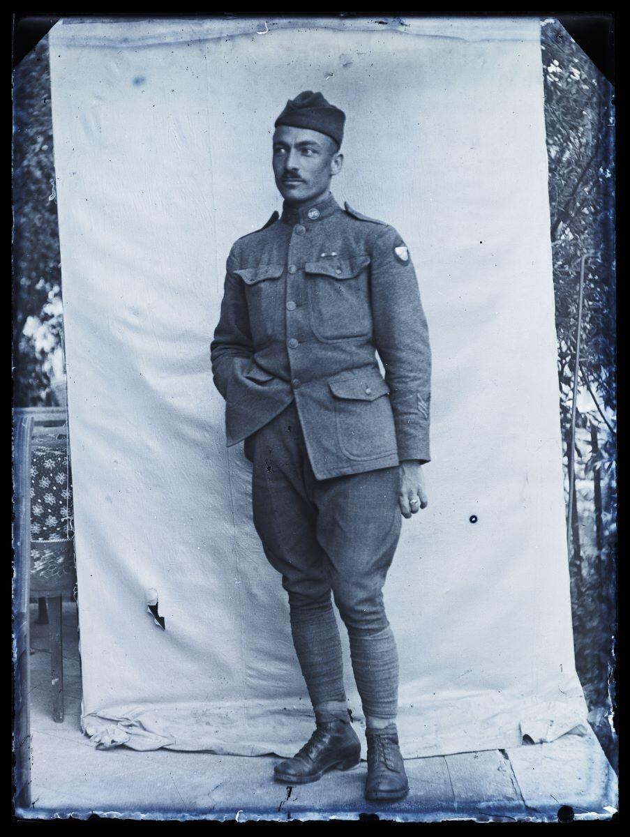 Soldat américain en uniforme posant debout, la main droite dans la poche de son pantalon_0