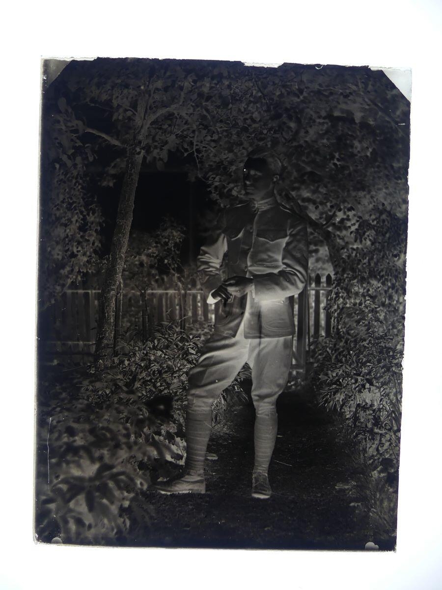 Soldat américain en uniforme posant debout, dans un jardin_1