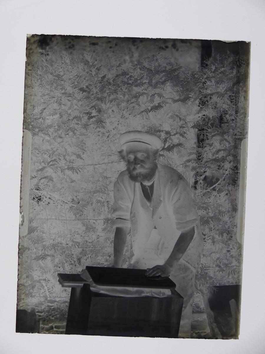 Vieil homme à la casquette en train de poncer une plaque (praticien ?), Louis Hertig, 1er quart 20e siècle