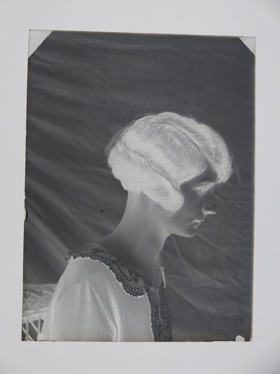 Portrait de jeune femme, vue de profil gauche, les yeux baissés, Louis Hertig, 1ère moitié 20e siècle
