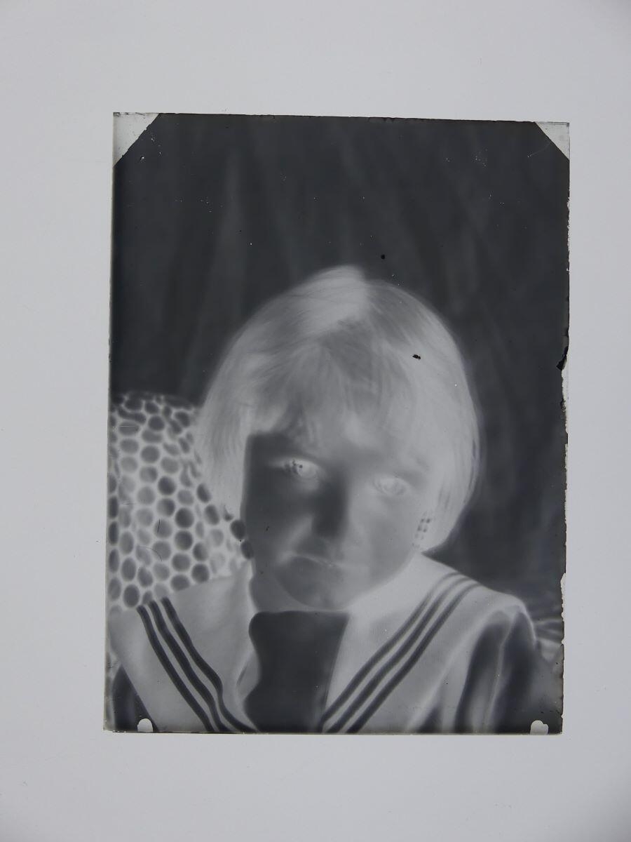 Portrait flou d'un enfant posant en costume marin dans l'atelier, Louis Hertig, 1ère moitié 20e siècle
