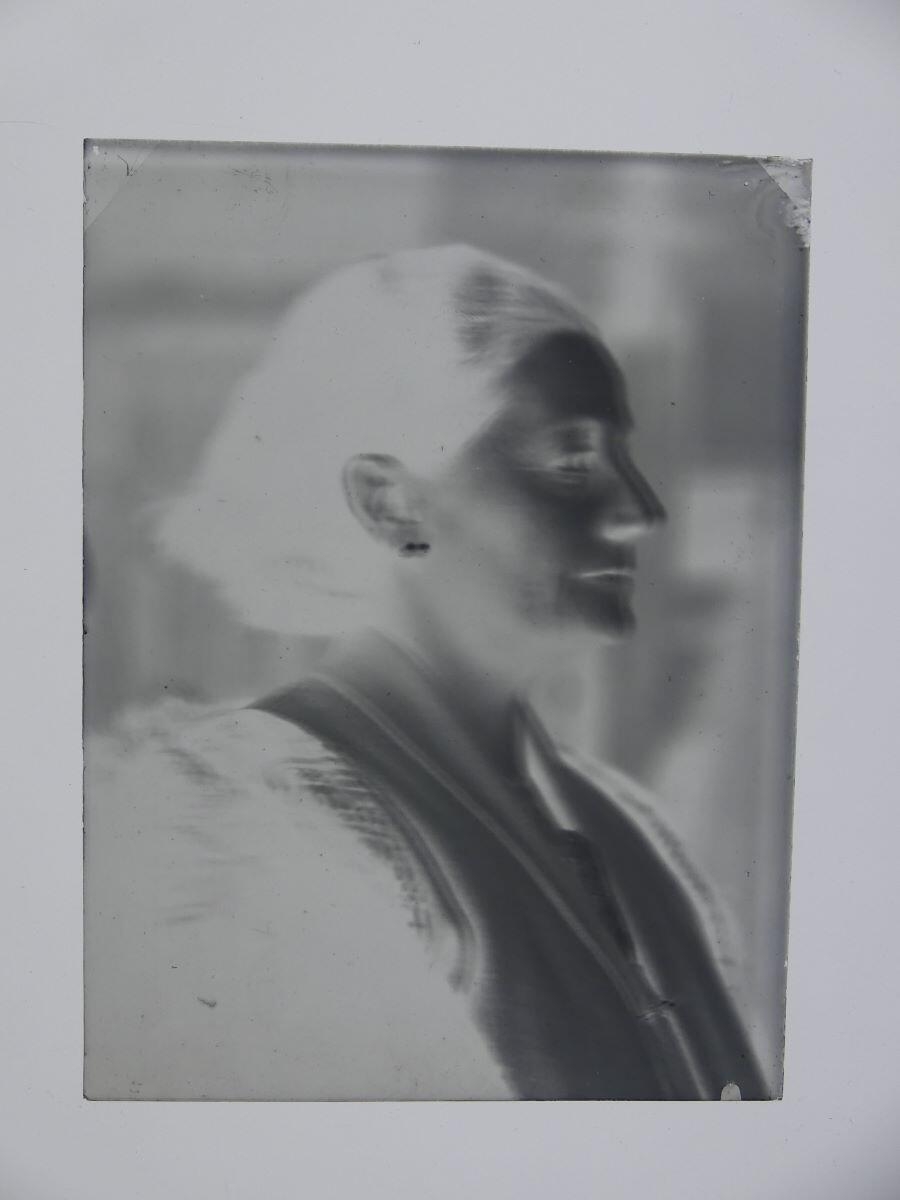 Portrait flou d'une femme portant des perles aux oreilles, vue de profil gauche, Louis Hertig, 1ère moitié 20e siècle
