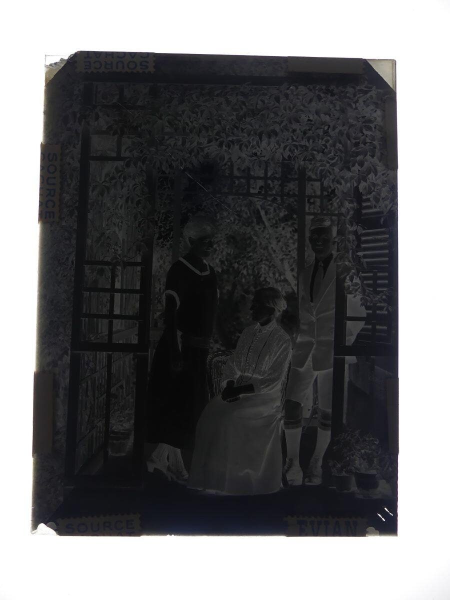 Madame Hertig, James adolescent et une femme âgée posant sous une tonnelle_1