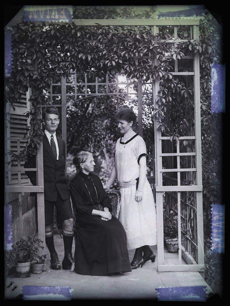 Madame Hertig, James adolescent et une femme âgée posant sous une tonnelle_0