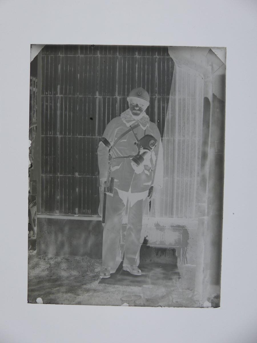 Homme (Louis Hertig ?) posant avec casque militaire et masque à gaz_1