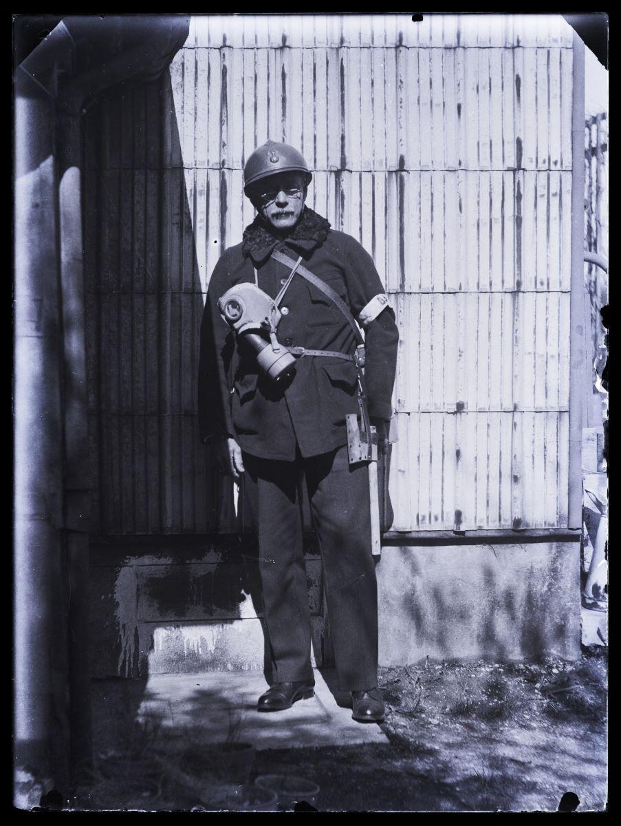 Homme (Louis Hertig ?) posant avec casque militaire et masque à gaz_0