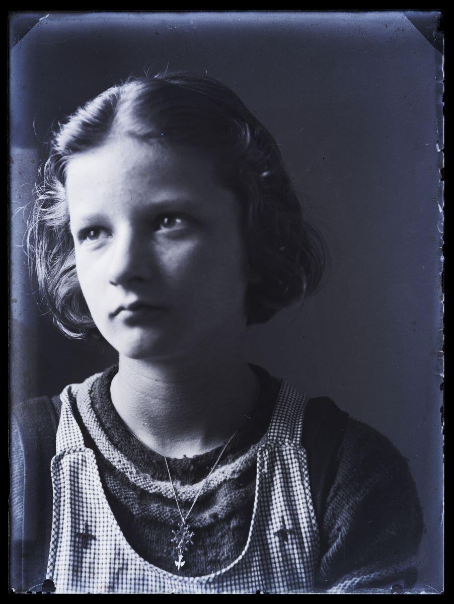 Portrait de jeune fille vue en buste posant dans l'atelier_0