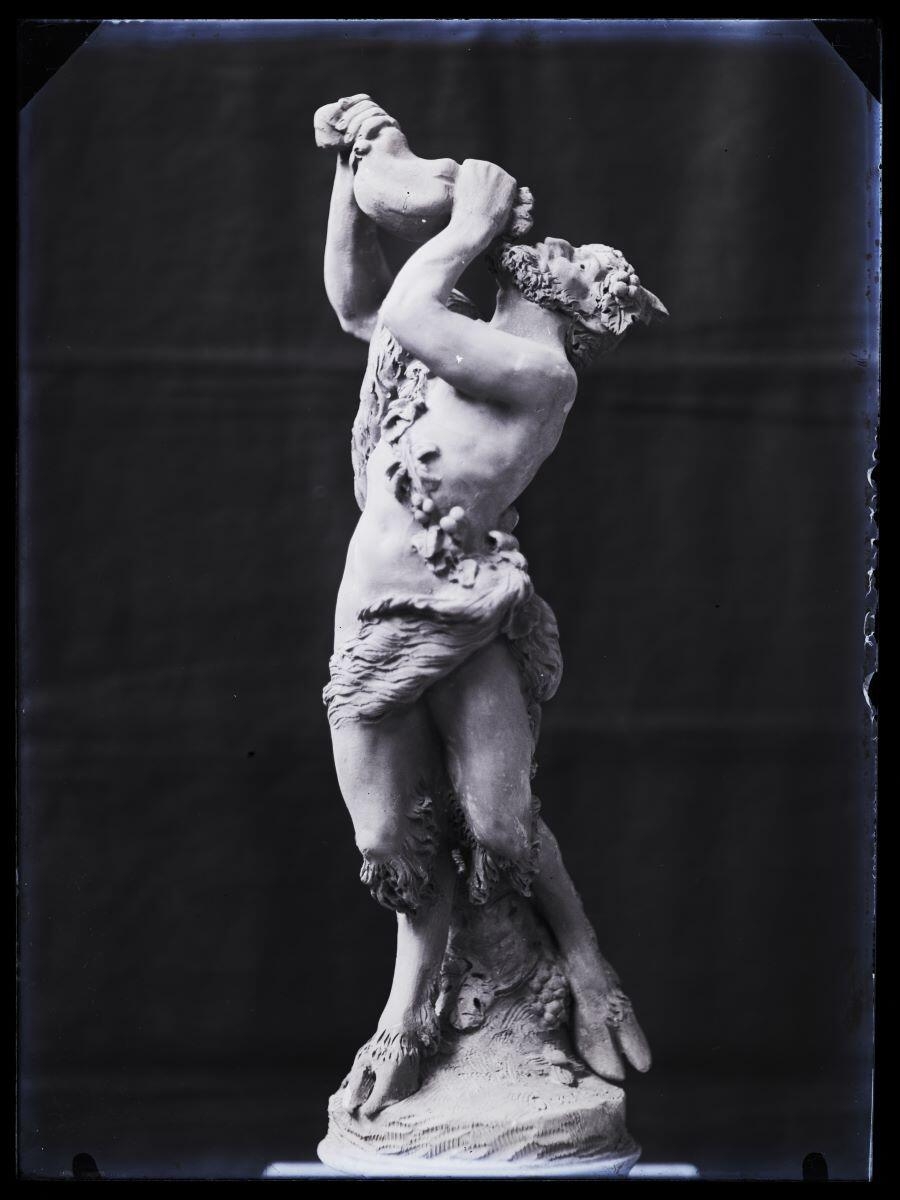 Satyre buvant à une outre de Clodion photographié dans l'atelier_0
