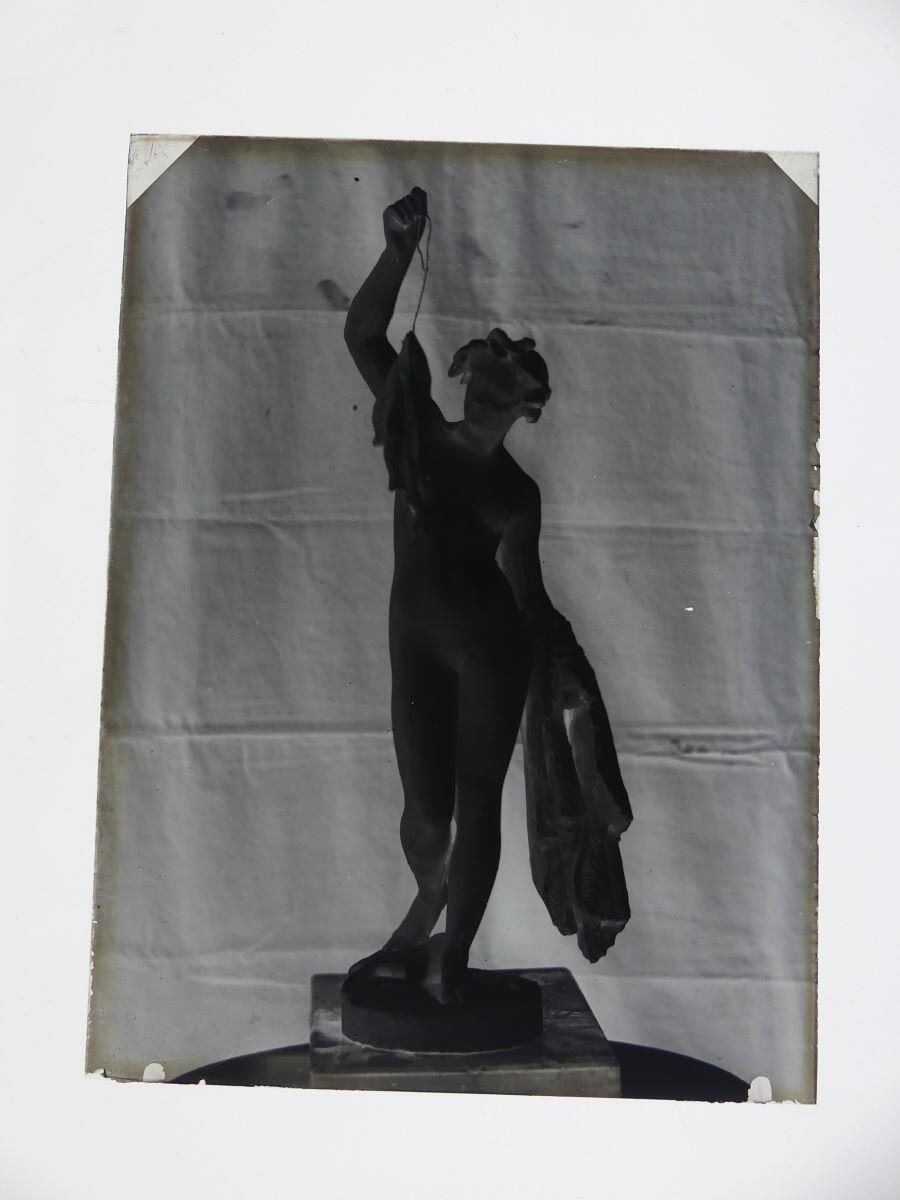 Sculpture d'un nu féminin le bras gauche levé tenant des poissons, photographié dans l'atelier_1